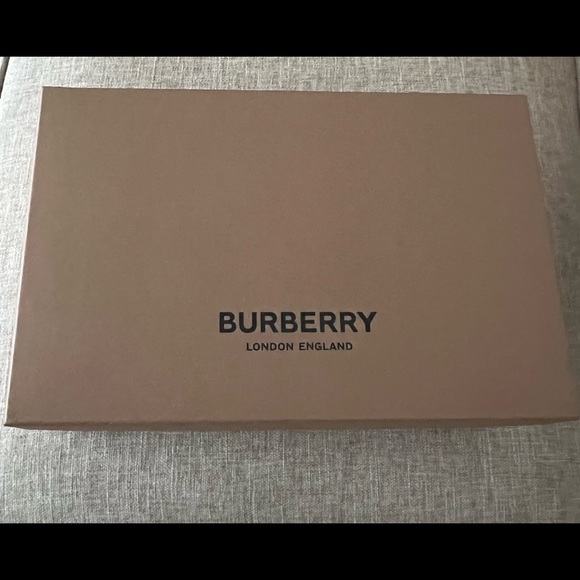 BURBERRY Low Top Sneaker (no longer available online or in store) - Picture 7 of 9
